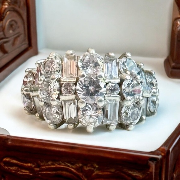 Vintage Sterling Silver Cubic Zirconia Ring (8.5) - Picture 2 of 15